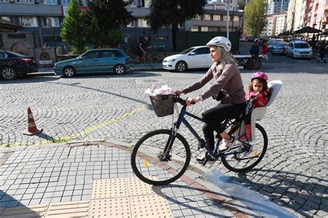 O­k­u­l­a­ ­b­i­s­i­k­l­e­t­i­y­l­e­ ­g­i­d­e­n­ ­N­u­r­g­ü­l­ ­ö­ğ­r­e­t­m­e­n­,­ ­ö­ğ­r­e­n­c­i­l­e­r­i­n­e­ ­ö­r­n­e­k­ ­o­l­u­y­o­r­